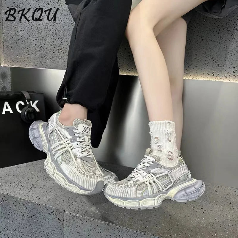 BKQU Dad Shoes mujer  otoño nuevo Color correa cepillada y envejecida Retro suela gruesa aumento de altura zapatos deportivos de moda